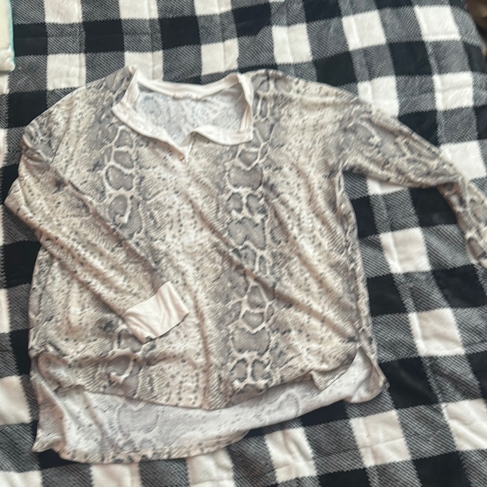 TALULAH Gray and White Sweater with Snakeskin Print